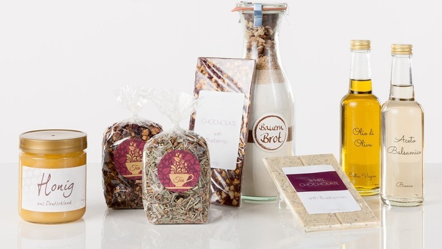 Ukázka použití etiket na různých produktech jako jsou sáčky s čaji, skleněné lahve a šroubovací sklenice