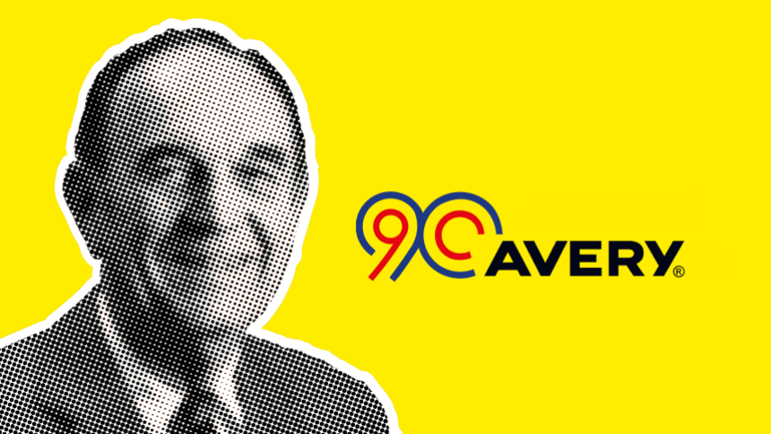 černobílé fotografie Stana Averyho na žlutém pozadí s logem 90 let Averyho