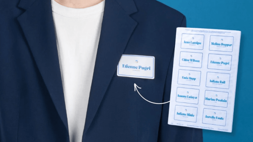 Infografika zobrazující list jmenovky a proces jejího připevnění na oděv