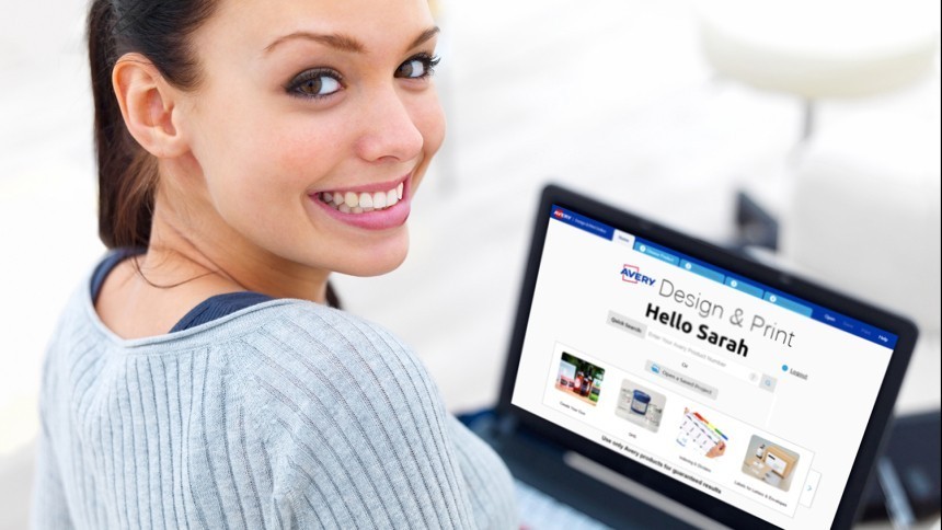 Žena používající software Design & Print na laptopu