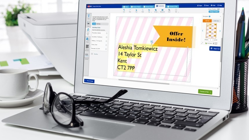 Otevřený laptop se softwarem Design & Pint a s brýlemi