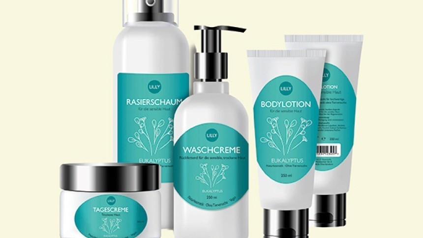 Sada pěti kosmetických produktů značky "Lilly" pro citlivou pokožku. Na obrázku jsou: denní krém v kelímku, pěna na holení ve spreji, mycí emulze v lahvičce s pumpičkou a dvě tuby tělového mléka. Obaly jsou bílé s tyrkysovými etiketami s ilustrací eukalyptové větvičky.