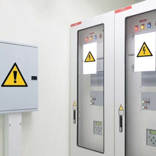 Elektrická rozvodna se značkami vysoké napětí