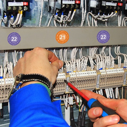 Elektrické rozvody s ukázkou použití revizních štítků