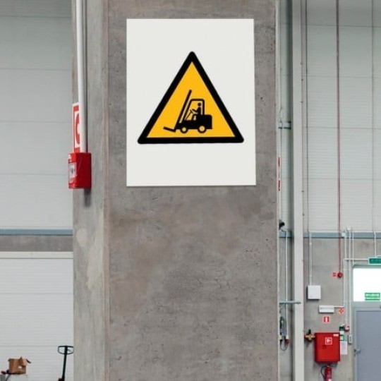 Betonový sloup s výstražnou značkou vysokozdvižný vozík