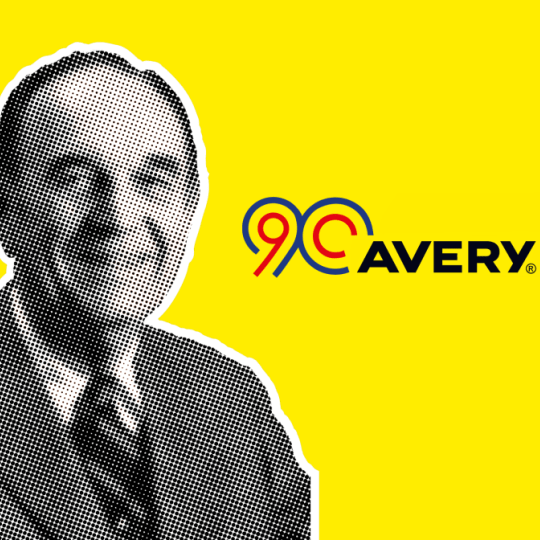 černobílé fotografie Stana Averyho na žlutém pozadí s logem 90 let Averyho