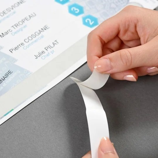 Odlepení ochranného pásku od názvu