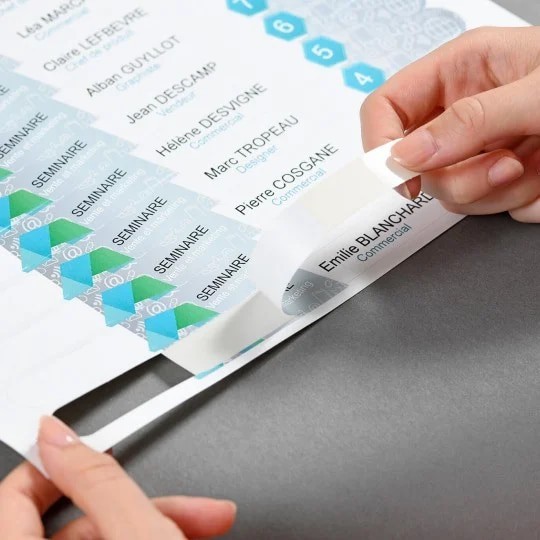 Odlepení jmenovek z archu