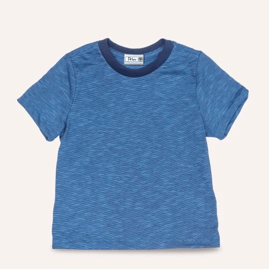 Námořnicky modré tričko s nálepkou na límci na šedém pozadí