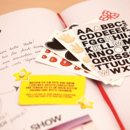 Samolepky roztříděné ve speciálním albu na samolepky