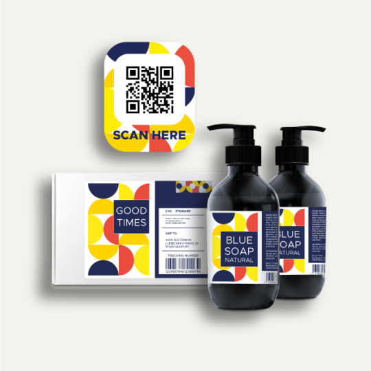 Barevné produktové a expediční štítky s QR kódem na krabičce a dvou lahvích s pumpičkou; ukázka personalizace.