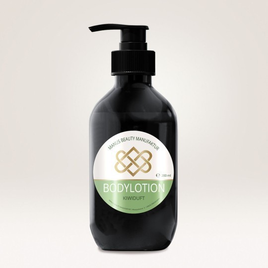 Tmavá, lesklá lahvička s pumpičkou, obsahující tělové mléko s vůní kiwi. Na etiketě je logo a nápis "MANUS BEAUTY MANUFAKTUR BODYLOTION Kiwiduft".