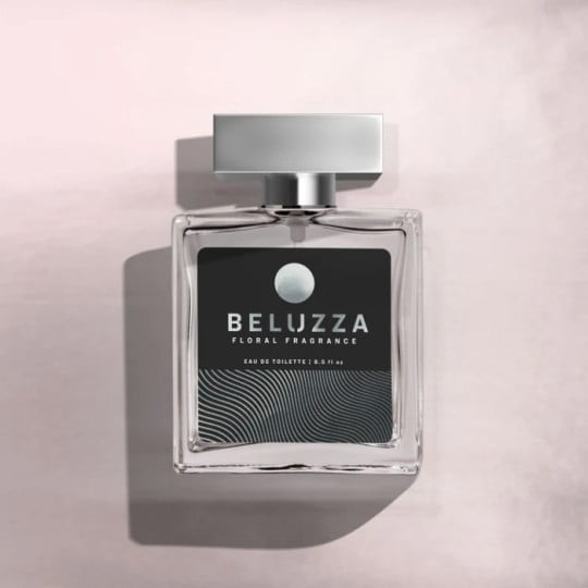Čtvercový skleněný flakon parfému "BELUZZA FLORAL FRAGRANCE" se stříbrným uzávěrem na růžovém pozadí. Etiketa je černá s bílým nápisem.