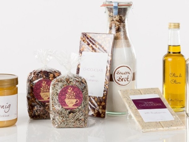Ukázka použití etiket na různých produktech jako jsou sáčky s čaji, skleněné lahve a šroubovací sklenice