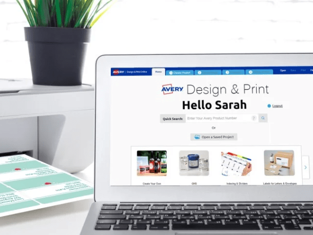 Otevřený laptop na pracovním stole se stránkou software Design & Print