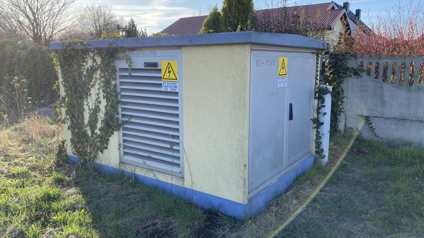 Stanice transformátoru s výstražnou etiketou vysokého napětí
