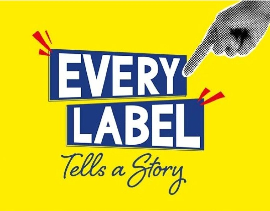 Grafika s nápisem Every Label Tells a Story na žlutém pozadí