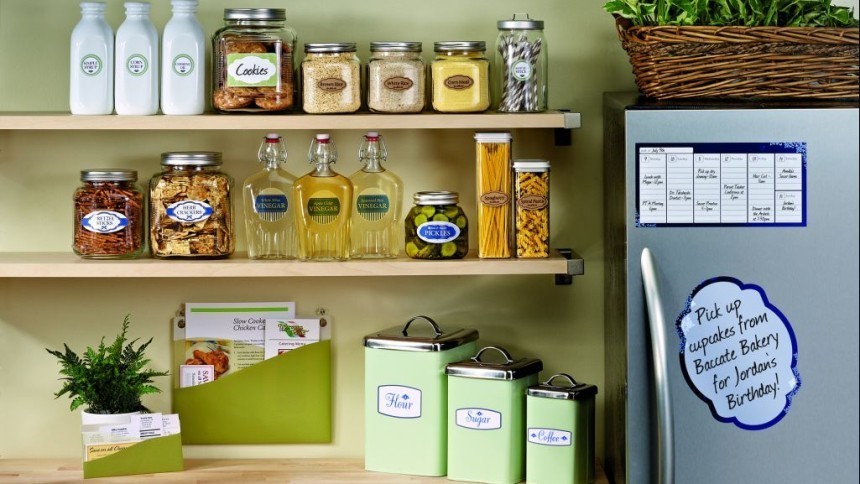 Grafika zobrazuje kuchyňské poličky plné potravin, balíčků, sklenic a krabiček s ručně psanými nálepkami a ledničku se samolepkami a magnetkami.