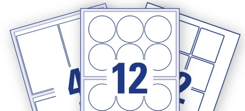 Tři archy s modrými obrysy rozložení etiket; na prostředním archu je dvanáct kulatých etiket s velkým číslem „12“ uprostřed, po stranách jsou archy s menším počtem větších obdélníkových etiket.