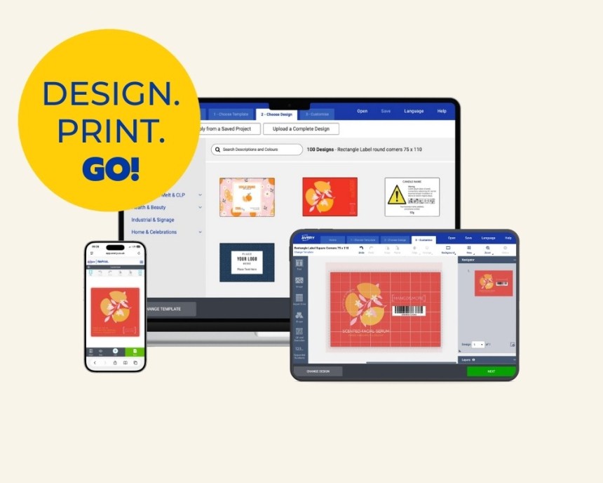 Koláž zobrazující software pro návrh štítků na notebooku, monitoru a smartphonu. Na obrazovkách je zobrazen proces výběru a přizpůsobení šablon štítků. V rohu je výrazný žlutý kruh s nápisem „DESIGN. PRINT. GO!“ (Navrhni. Vytiskni. Jdi!).