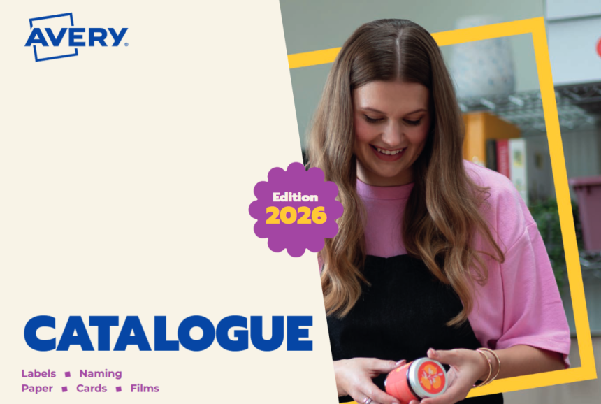 Obálka katalogu Avery, vydání 2026. Na levé straně na krémovém pozadí je logo Avery, velký modrý nápis „CATALOGUE“ a seznam kategorií: Štítky, Označení, Papír, Karty, Fólie. Na pravé straně stojí usmívající se žena v růžovém tričku a drží produkt s nalepeným štítkem.