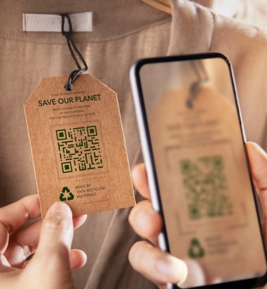 Osoba skenuje chytrým telefonem QR kód na ekologické visačce oděvu s nápisem "Save our planet".