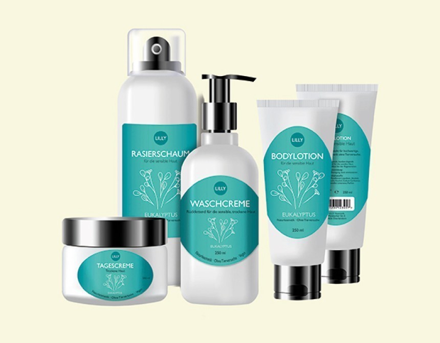 Sada pěti kosmetických produktů značky "Lilly" pro citlivou pokožku. Na obrázku jsou: denní krém v kelímku, pěna na holení ve spreji, mycí emulze v lahvičce s pumpičkou a dvě tuby tělového mléka. Obaly jsou bílé s tyrkysovými etiketami s ilustrací eukalyptové větvičky.