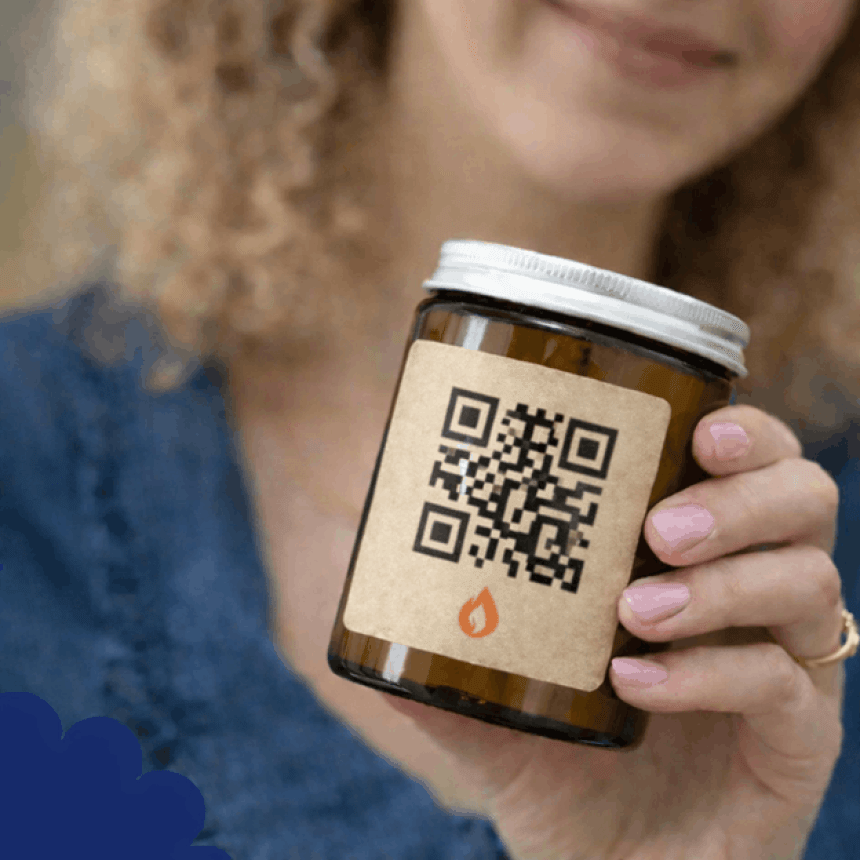 Žena drží v ruce skleněnou dózu se svíčkou, na které je etiketa s QR kódem a ikonou plamene.