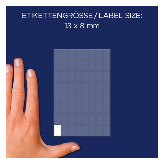 Obrázek zobrazuje ruku vedle listu štítků, což ukazuje velikost štítku 13 x 8 mm.