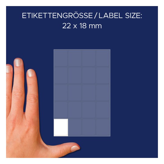 Obrázek ukazuje ruku vedle archu etiket, což naznačuje velikost etiket 22 x 18 mm.