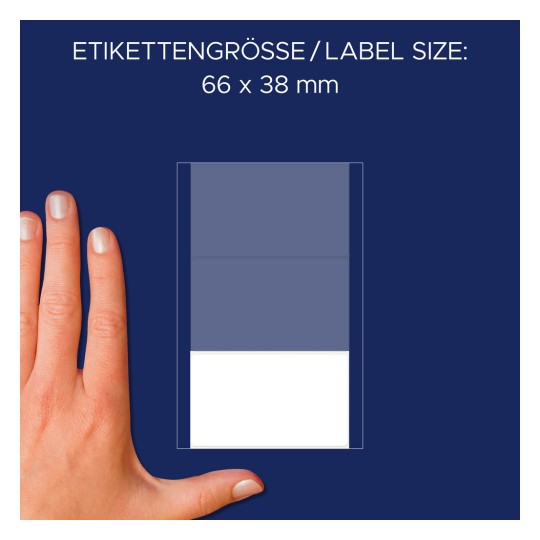 Obrázek ukazuje ruku vedle štítku, který označuje velikost štítku 66 x 38 mm s tmavě modrým pozadím.