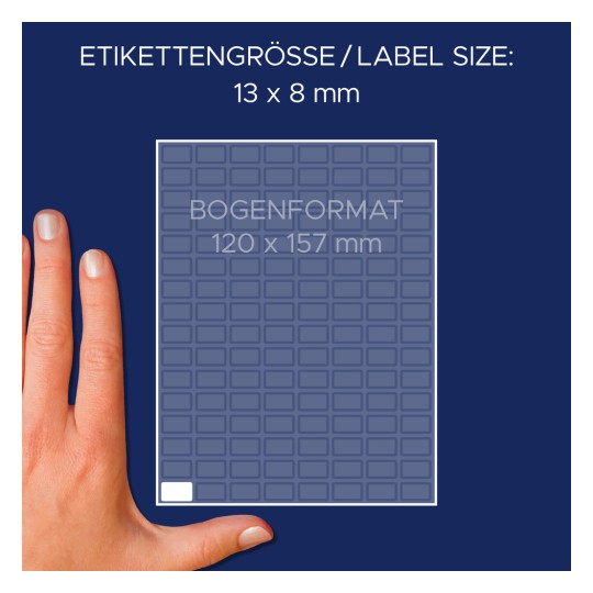 Obrázek zobrazuje ruku vedle listu se štítky s rozměry 13 x 8 mm pro jednotlivé štítky a celkovými rozměry 120 x 157 mm.