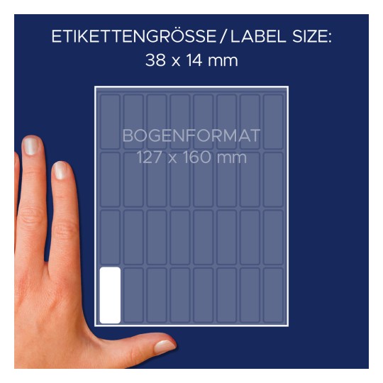 Obrázek zobrazuje ruku vedle listu s etiketami s velikostními specifikacemi. Etikety mají rozměr 38 x 14 mm a rozměry listu jsou 127 x 160 mm.