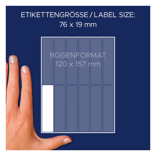 Obrázek ukazuje ruku vedle archu s etiketami s uvedenou velikostí etikety 76 x 19 mm a velikostí archu 120 x 157 mm.