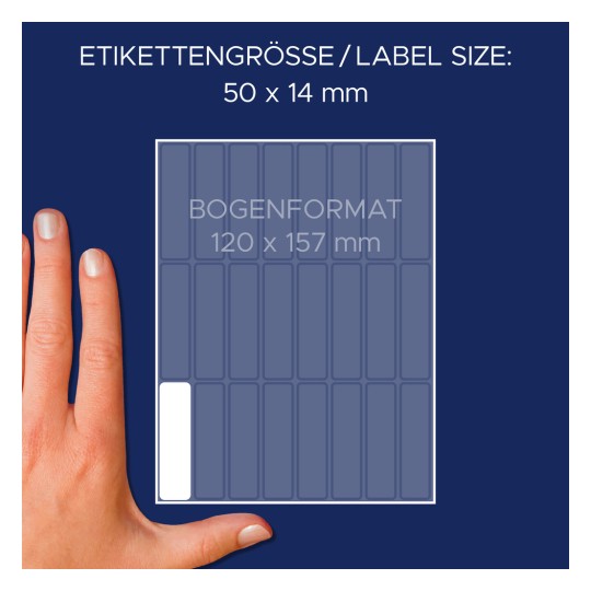 Obraz zobrazuje ruku vedle listu etiket. Velikost etikety je 50 x 14 mm a formát listu je 120 x 157 mm. Zobrazeno na tmavě modrém pozadí.