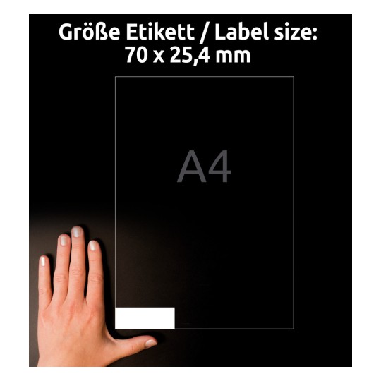 Obrázek zobrazuje ruku vedle označení velikosti štítku 70 x 25,4 mm na tmavém pozadí, s obrysem papíru A4.
