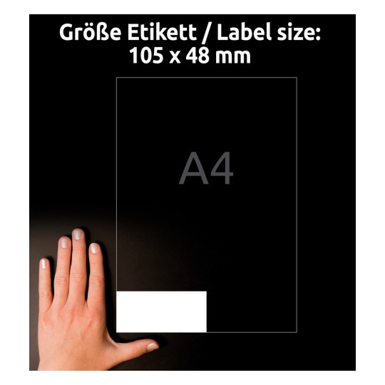 Obrázek ukazuje ruku vedle černého pozadí s textem popisujícím velikost štítku 105 x 48 mm. Štítek je znázorněn jako obdélník s nápisem 'A4'.
