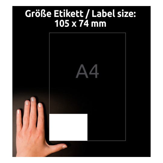 Obrázek zobrazuje ruku vedle štítku o velikosti 105 x 74 mm, s reprezentací velikosti papíru A4. Pozadí je černé, což zdůrazňuje rozměry štítku a měřítko ruky.