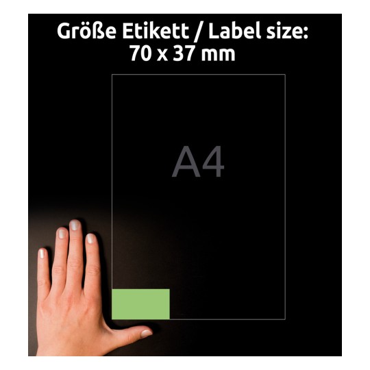 Obrázek zobrazuje ruku vedle ukazatele velikosti štítku s rozměry 70 x 37 mm spolu s rozložením listu A4. Pozadí je tmavé, což zdůrazňuje rozměry štítku.