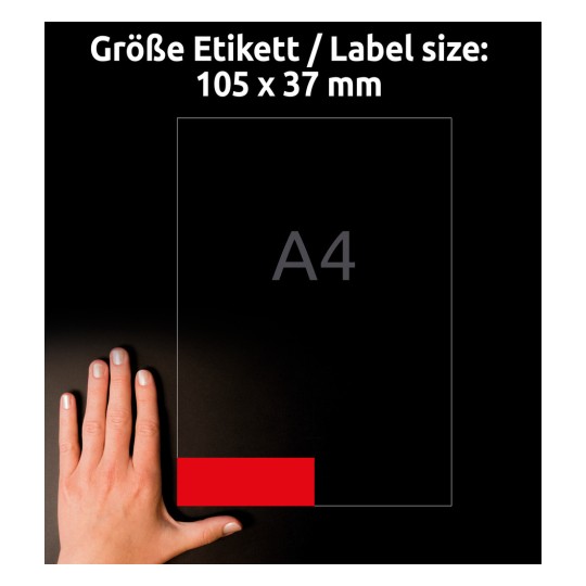 Obrázek zobrazuje štítek o rozměrech 105 x 37 mm s referenčním formátem A4 a vedle něj je ruka pro měřítko.