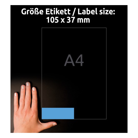 Obrázek zobrazuje ruku vedle označení velikosti štítku 105 x 37 mm, umístěného na obrysu papíru formátu A4.