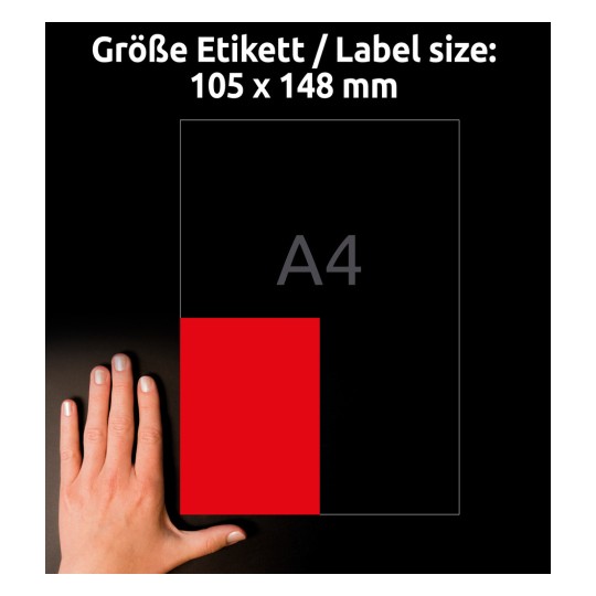 Obrázek ukazuje ruku vedle červeného obdélníku označeného A4, což označuje velikost štítku 105 x 148 mm na černém pozadí.