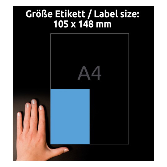 Obrázek ukazuje ruku vedle modré etikety o velikosti 105 x 148 mm, s překryvným zobrazením, které ukazuje velikost etikety ve vztahu k papíru formátu A4.