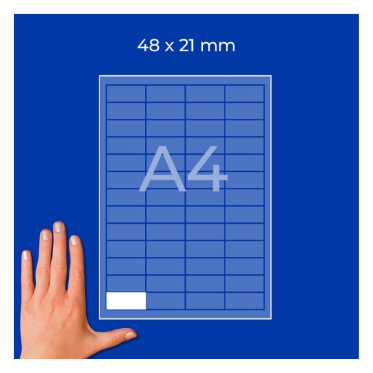 Pohled shora na mřížku listu A4 se štítkem 48×21 mm a rukou vlevo dole?