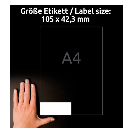 Velikostní srovnání s rukou, článek: 3653-200, jeden arch univerzálních etiket, formát: 105 x 42,3 mm, barva: bílá.