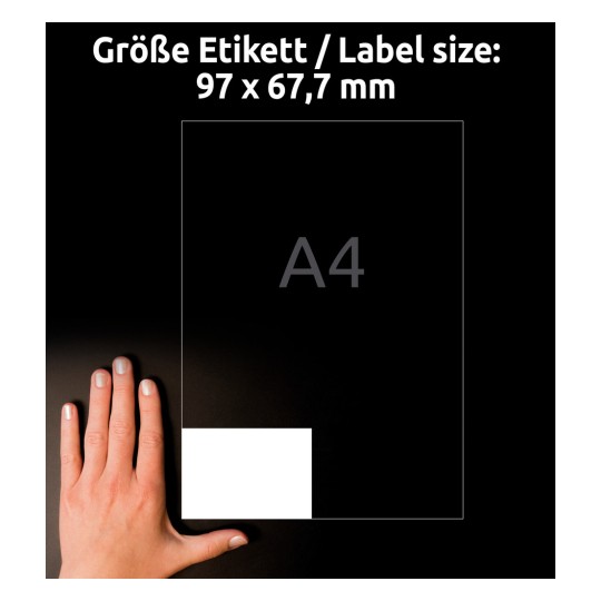Obrázek zobrazuje ruku vedle označení velikosti štítku 97 x 67,7 mm na tmavém pozadí. Štítek je umístěn v levém dolním rohu a v pravém horním rohu je zmínka o formátu A4.