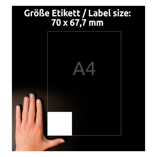Obrázek zobrazuje ruku vedle štítku o velikosti (70 x 67,7 mm) s označením velikosti papíru A4 na tmavém pozadí.