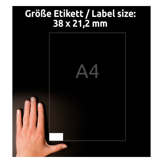 Obrázek zobrazuje ruku vedle označení velikosti štítku A4 o rozměrech 38 x 21,2 mm na tmavém pozadí.