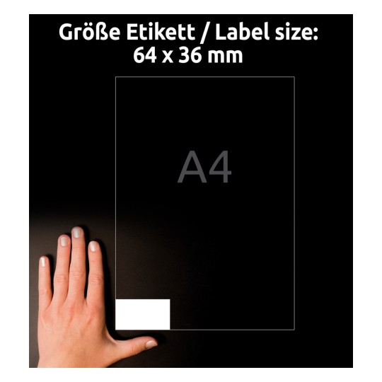 Obrázek zobrazuje ruku vedle diagramu velikosti štítku s rozměry 64 x 36 mm a poznámkou o velikosti A4.