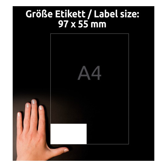 Obrázek zobrazující ruku vedle specifikace velikosti štítku, která uvádí velikost štítku 97 x 55 mm, spolu s odkazem na velikost papíru A4.